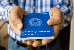 homem segurando carteira de trabalho para representar Como cancelar o saque-aniversário FGTS