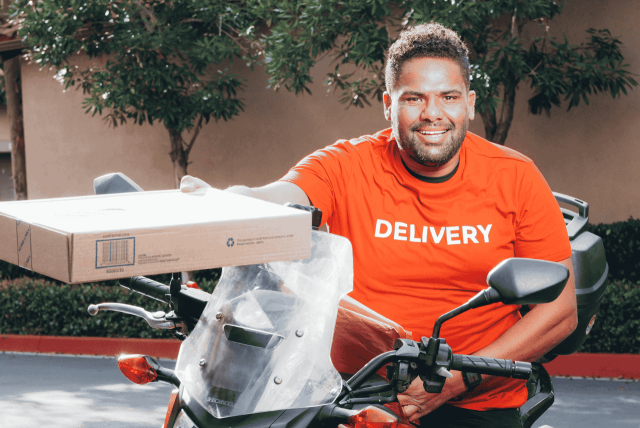 entregador em uma moto a Fazer renda extra com aplicativos de entrega