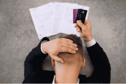 homem segurando cartão para representar a Lei do superendividamento como aderir