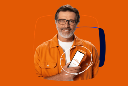 homem segurando a maquininha laranjinha