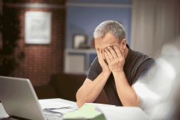homem com expressão de preocupação para representar o que é endividamento