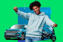 homem empolgado com um carro e uma moto atrás - financiamento pan