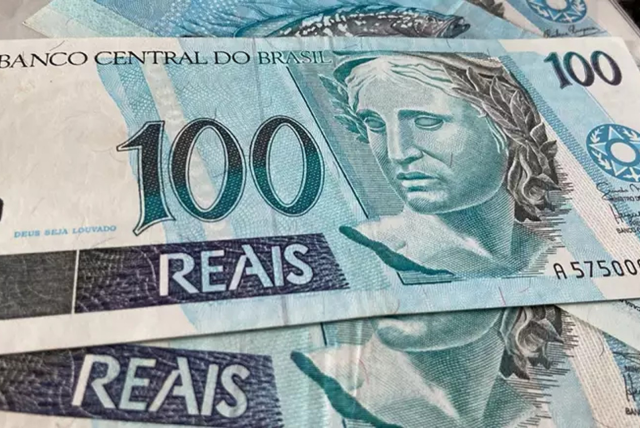 adiantamento de R$ 100 em dinheiro