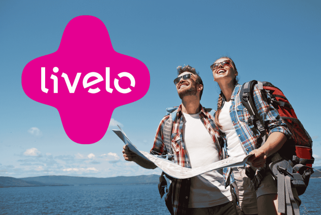 casal feliz por descobrir Quanto vale 1000 pontos Livelo em reais