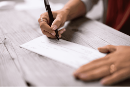 pessoa assinando um cheque devolvido motivo 22
