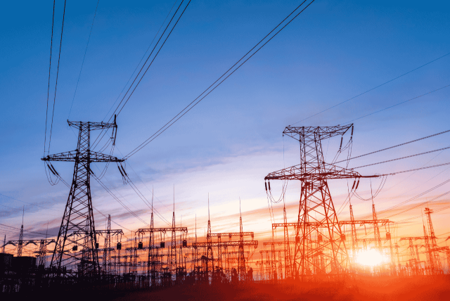 torres de transmissão ao por do sol para representar como consultar conta de luz pelo CPF