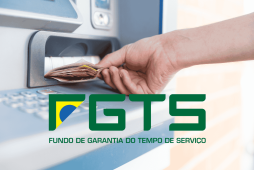 pessoa usando caixa eletrônico para representar o saque jam cod 60