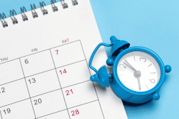 calendário ao lado de relógio para representar 48 horas é quantos dias
