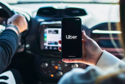 uber livelo - foto de uma passageira dentro do uber