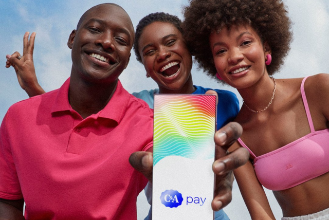 pessoas segurando um celular mostrando o app cea pay