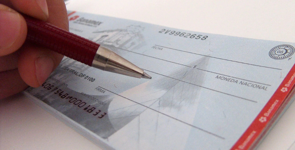 Exemplo de cheque preenchido incorretamente com campo beneficiário em branco causando devolução pelo motivo 48 do Banco Central