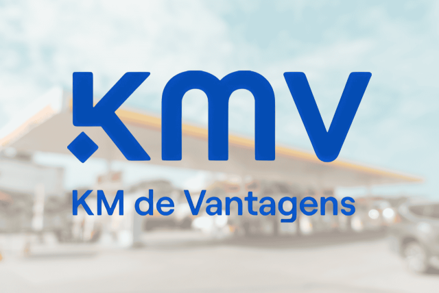 logo KM de Vantagens com posto de combustíveis ao fundo para representar como transferir KM de Vantagens