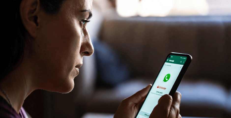 mulher a Cancelar conta Santander pelo app ou WhatsApp