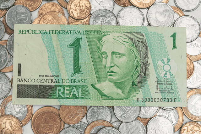 uma nota de r$ 1 sobre várias moedas