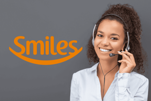 logo da smiles ao lado de uma atendente de telemarketing com telefone da smiles