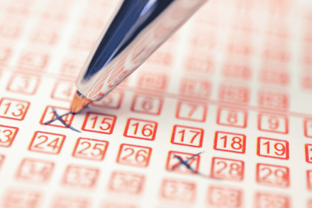 caneta sobre cartela de loteria para representar 12 pontos na Lotofácil ganha quanto