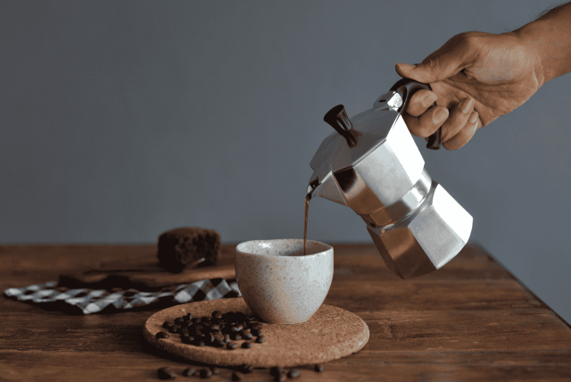 pessoa servindo café em um Cantinho do café simples e barato