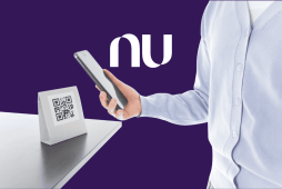 pessoa lendo qr code para representar Como imprimir QR Code Pix Nubank