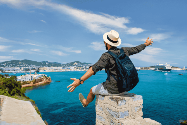 homem em lugar turístico após descobrir Quantas milhas precisa para viajar