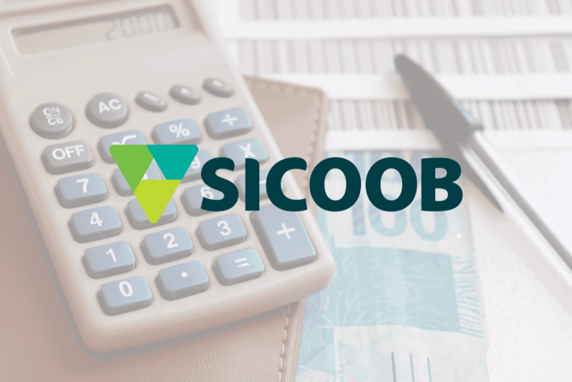 logo sicoob na frente de uma calculadora, caneta e boletos para representar como atualizar boleto Sicoob