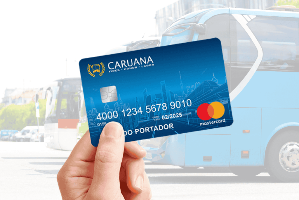 mão segurando o cartão caruana com vários ônibus ao fundo