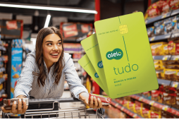 mulher fazendo compras ao descobrir quais estabelecimentos aceitam o cartão alelo alimentação