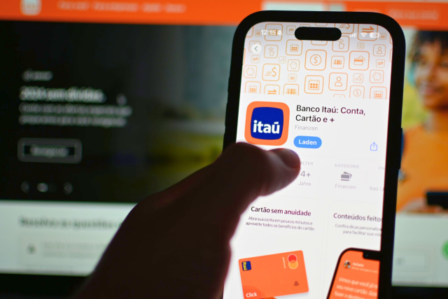pessoa mexendo no aplicativo do itaú acessando conta itaú salário