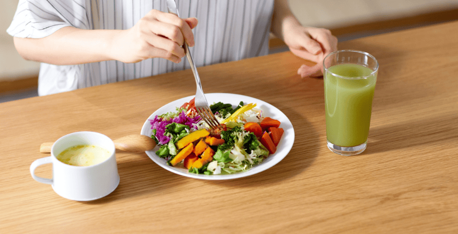 uma mulher tendo uma alimentação saudável