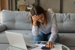 mulher preocupada pesquisandodívida de falecido prescreve