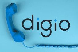 logotipo digio ao lado de um telefone