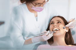 paciente utilizando sua proteção dental na cadeira de uma dentista