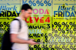 cartazes no comércio anunciando dia black friday