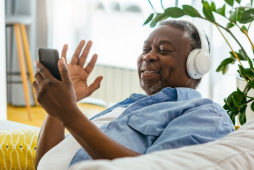 aposentado mexendo no celular para pedir o emprestimo alfa consignado inss