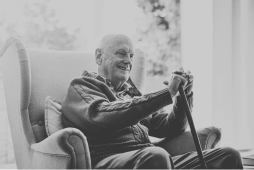 foto em preto e branco de um idoso para representar Como fica o empréstimo consignado em caso de morte