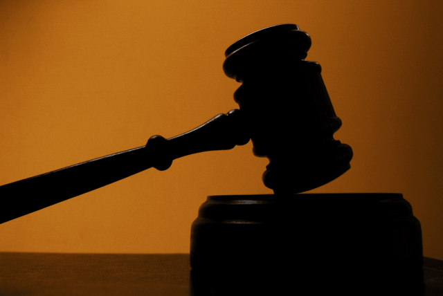 silhueta de martelo de juiz para representar se Posso ser processado por dívida de cartão de crédito