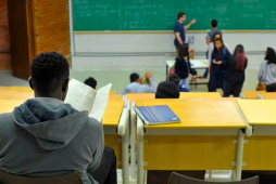 aluno em uma faculdade de direito simulando uma conversa sobre o valor da faculdade de direito