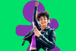 mulher feliz no aplicativo da vivo para Antecipar crédito na Vivo