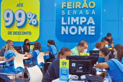 pessoas durante o feirão limpa nome