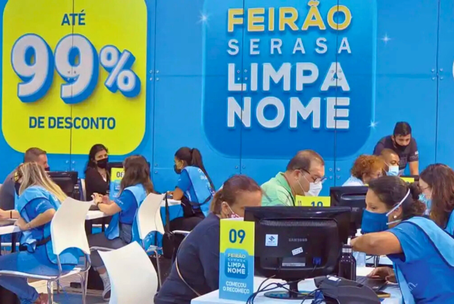 pessoas durante o feirão limpa nome