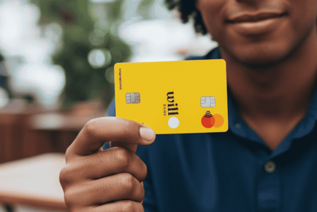 rapaz segurando o cartão will para representar como cancelar o cartão will_