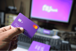 pessoa segurando um cartão nubank para representar se como cancelar o pedido do cartão nubank