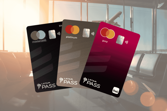 cartões latam pass com aeroporto no fundo representando Coisas que você precisa saber sobre o cartão Latam Pass