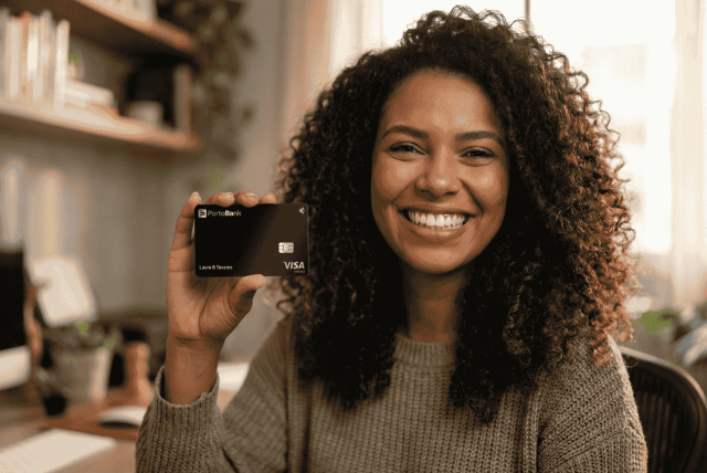 mulher segurando um cartão porto bank para representar a Porto Seguro fatura do cartão