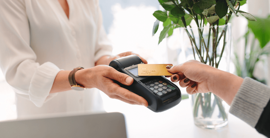 uma pessoa fazendo pagamento por aproximação