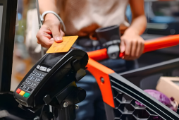 pessoa usando cartão de crédito para comprar comida