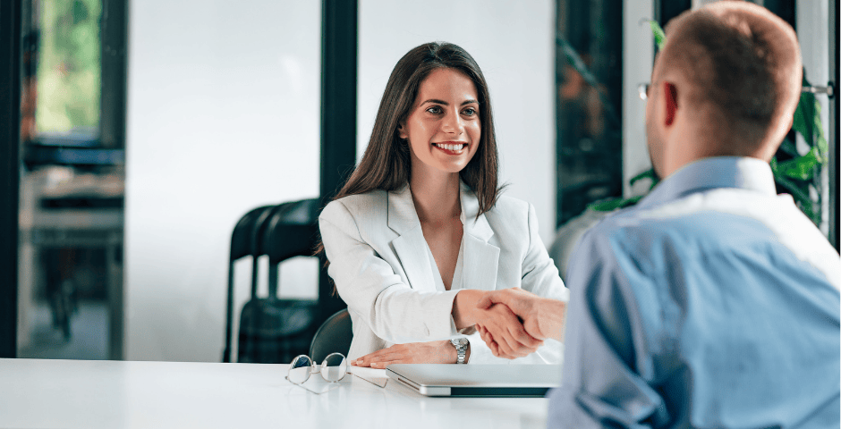 pessoas se cumprimentando após o funcionário vender férias