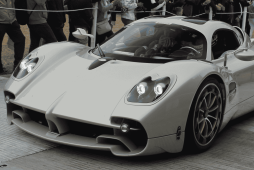 uma foto do pagani utopia para representar Qual é o carro mais caro do Brasil