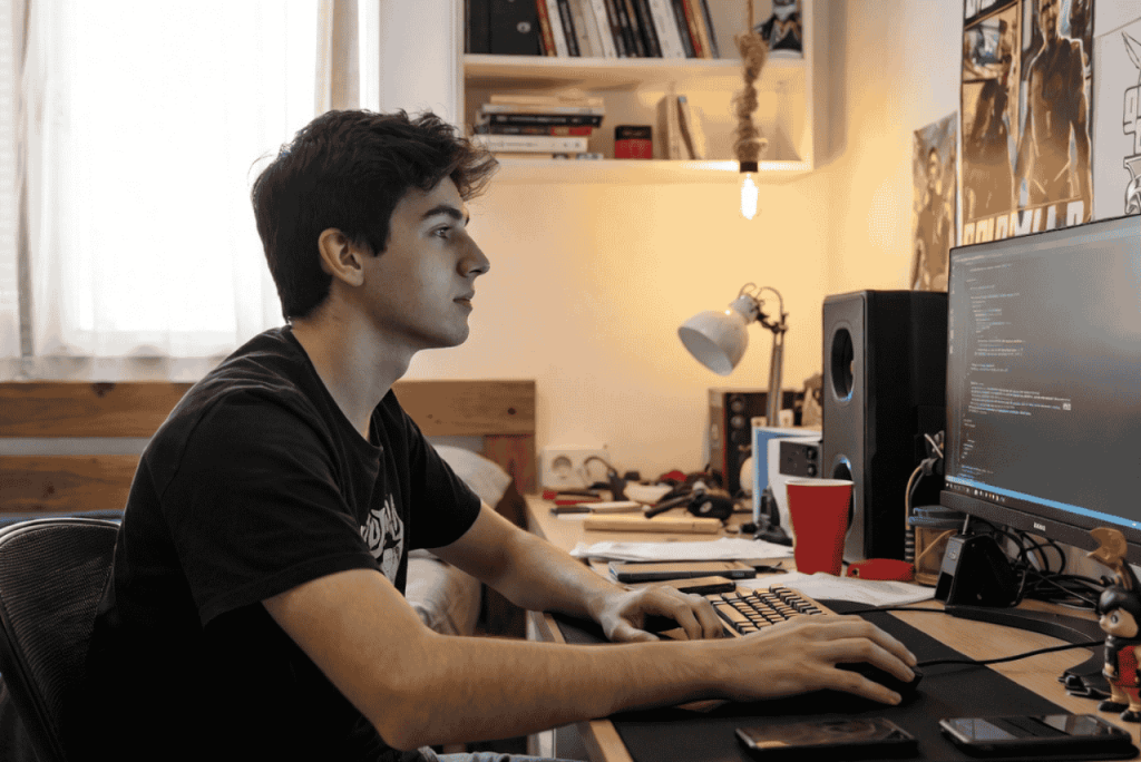 jovem trabalhando no computador para representar Quanto ganha um engenheiro de software