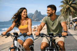 casal feliz pedalando após saber o Valor bicicleta elétrica