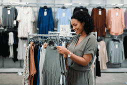 uma mulher fazendo compras a economizar com roupas